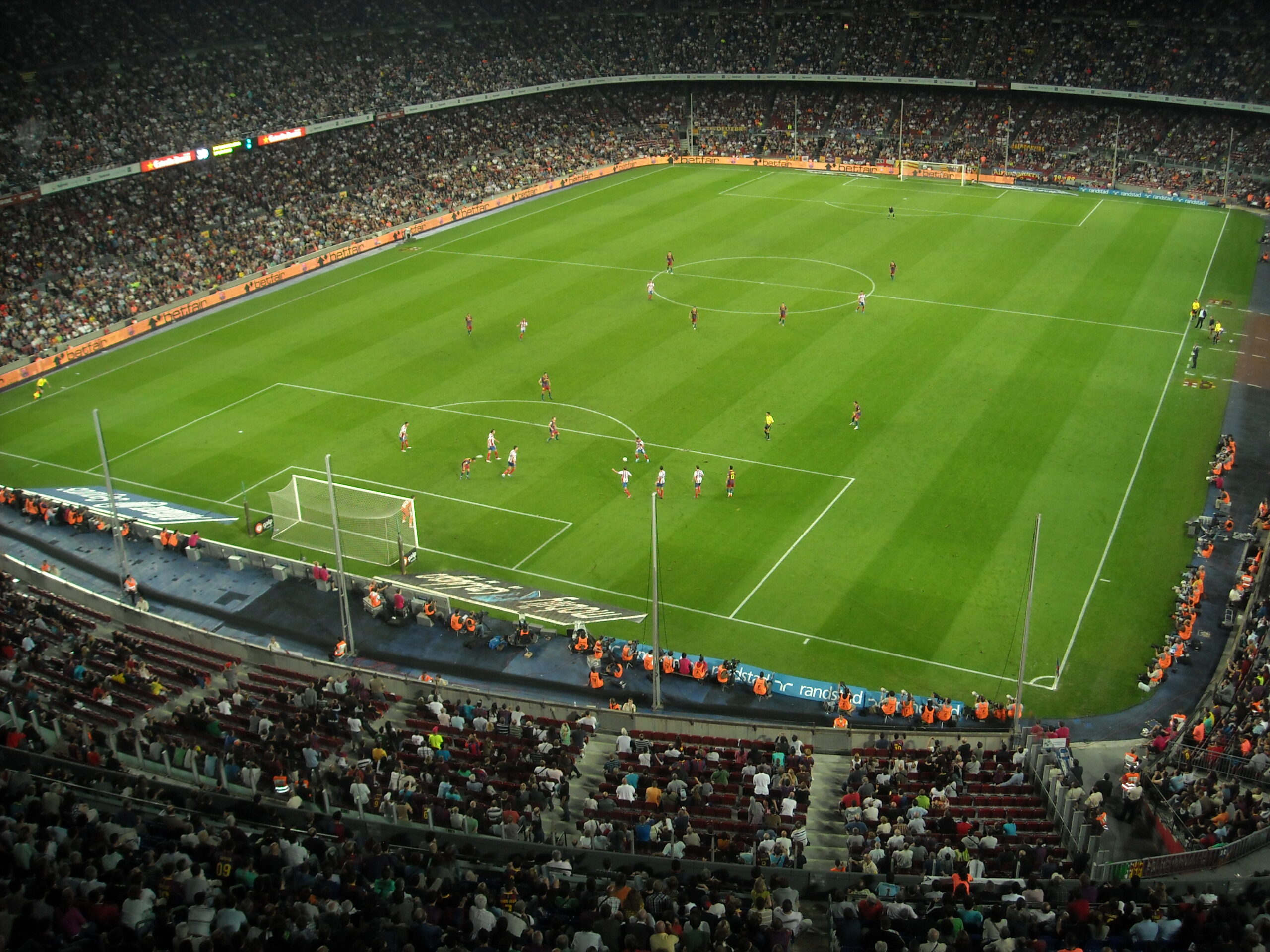 Widok na murawę Camp Nou podczas meczu FC Barcelony