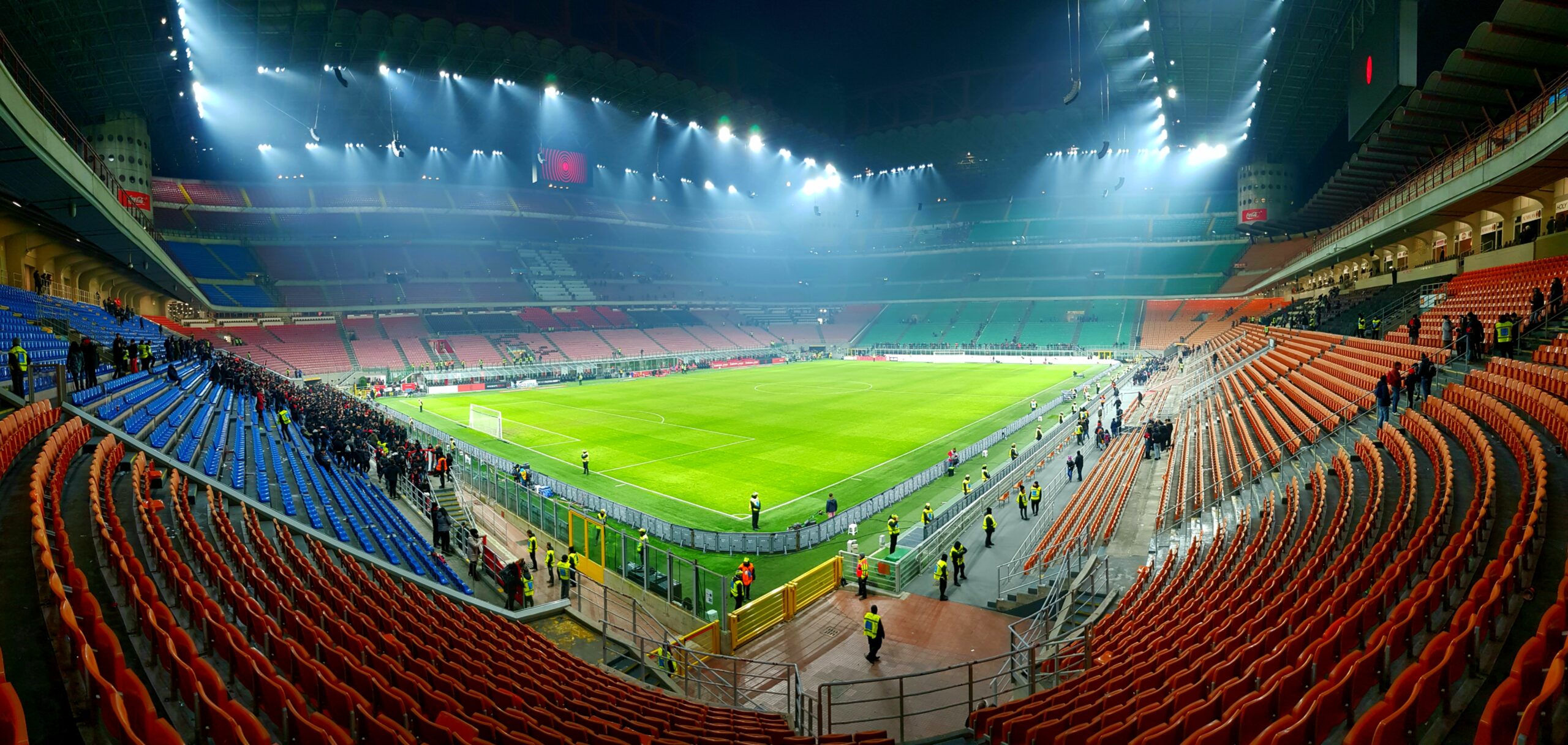 Wnętrze stadionu San Siro w Mediolanie – wyjazdy na mecze Serie A
